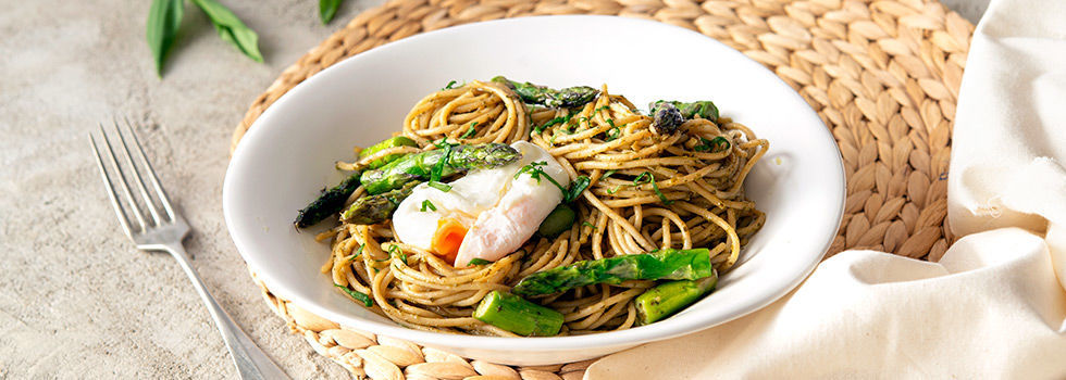 Špagety s pestem z medvědího česneku, jarní zeleninou a ztraceným vejcem